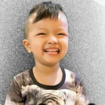 Bé Hồng Ân